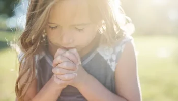 DC4K-Praying-child